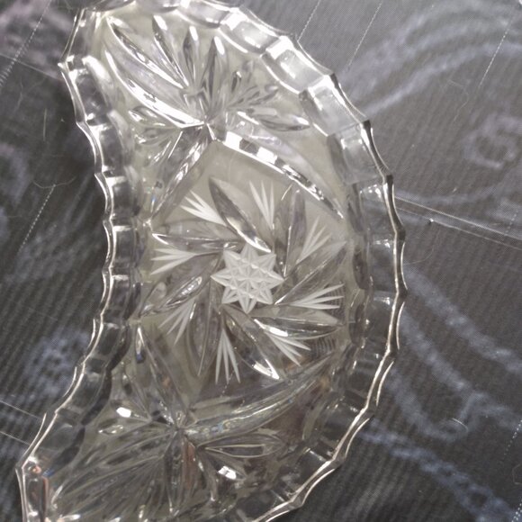 Pressed glass tray-pinwheel - Picture 2 of 2